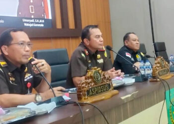 Dari kiri ke kanan foto: Aspidsus, Nursurya. SH, M.H., Plh Kepala Kejati Gorontalo, Umaryadi, S.H., M.H., dan Asintel, Rudi Iskandar. S.H., M.H.