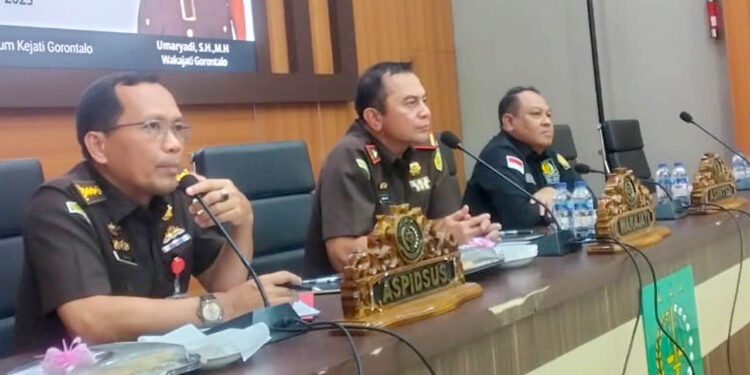 Dari kiri ke kanan foto: Aspidsus, Nursurya. SH, M.H., Plh Kepala Kejati Gorontalo, Umaryadi, S.H., M.H., dan Asintel, Rudi Iskandar. S.H., M.H.