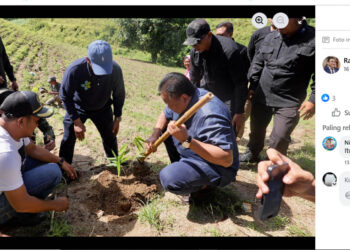 Tangkapan layar dari akun Facebook Rachmat Gobel, saat melakukan penanaman bambu petung di Boalemo.