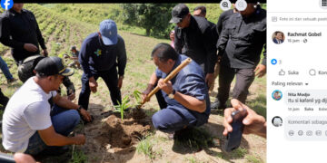 Tangkapan layar dari akun Facebook Rachmat Gobel, saat melakukan penanaman bambu petung di Boalemo.