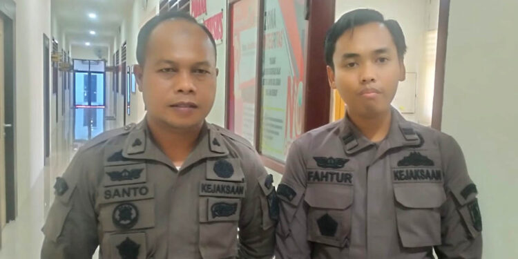 Kepala Seksi Intelijen Kejari Bone Bolango, Santo Musa, S.H., M.H., bersama Kepala Seksi Tindak Pidana Khusus, Fathur Rozy, SH.