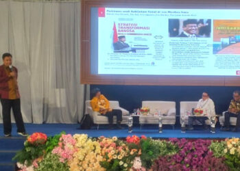 Chief Economist The Indonesia Economic Intelligence, Sunarsip, SE., Ak., M.E, saat menjadi pembicara dalam Seminar Nasional bertajuk “Akselerasi Pembangunan dan Kemakmuran Gorontalo” yang digelar di Kota Gorontalo, Senin (15/12/2025). Foto: Lukman/mimoza.tv.