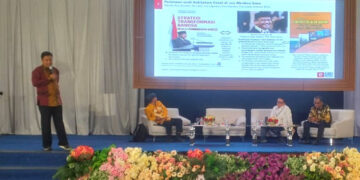 Chief Economist The Indonesia Economic Intelligence, Sunarsip, SE., Ak., M.E, saat menjadi pembicara dalam Seminar Nasional bertajuk “Akselerasi Pembangunan dan Kemakmuran Gorontalo” yang digelar di Kota Gorontalo, Senin (15/12/2025). Foto: Lukman/mimoza.tv.