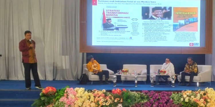 Chief Economist The Indonesia Economic Intelligence, Sunarsip, SE., Ak., M.E, saat menjadi pembicara dalam Seminar Nasional bertajuk “Akselerasi Pembangunan dan Kemakmuran Gorontalo” yang digelar di Kota Gorontalo, Senin (15/12/2025). Foto: Lukman/mimoza.tv.