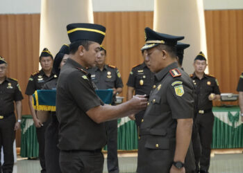 Plh Kepala Kejati Gorontalo, Umaryadi, S.H., M.H., memimpin prosesi serah terima jabatan (sertijab) dari Edy Hartoyo, S.H., M.H., kepada pejabat baru Bayu Pramesti, S.H., M.H.. Acara berlangsung di Aula Kejati Gorontalo, Rabu (10/12/2025).Foto: Angky/Penkum Kejati Gorontalo.