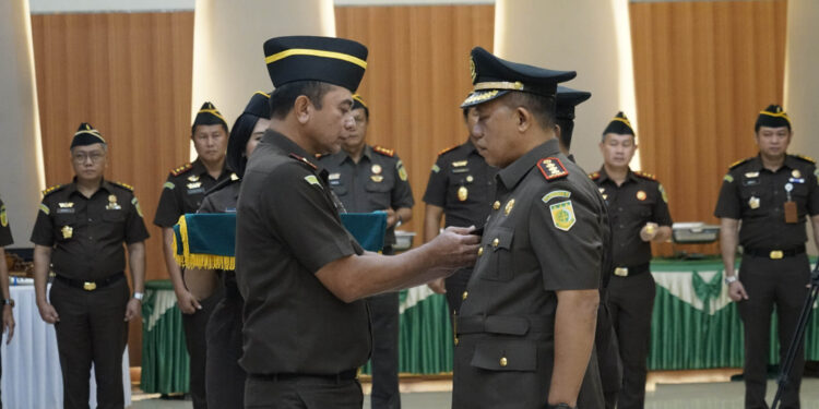 Plh Kepala Kejati Gorontalo, Umaryadi, S.H., M.H., memimpin prosesi serah terima jabatan (sertijab) dari Edy Hartoyo, S.H., M.H., kepada pejabat baru Bayu Pramesti, S.H., M.H.. Acara berlangsung di Aula Kejati Gorontalo, Rabu (10/12/2025).Foto: Angky/Penkum Kejati Gorontalo.