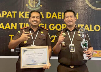 Kepala Kejaksaan Negeri Bone Bolango, Feddy Hantyo Nugroho, bersama Heriyadi Djunaidi, S.H., M.H., selaku Kepala Seksi Perdata dan Tata Usaha Negara, saat menerima piagam penghargaan. Foto: Dokumentasi Kejari Bone Bolango.