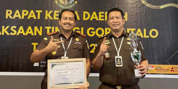 Kepala Kejaksaan Negeri Bone Bolango, Feddy Hantyo Nugroho, bersama Heriyadi Djunaidi, S.H., M.H., selaku Kepala Seksi Perdata dan Tata Usaha Negara, saat menerima piagam penghargaan. Foto: Dokumentasi Kejari Bone Bolango.
