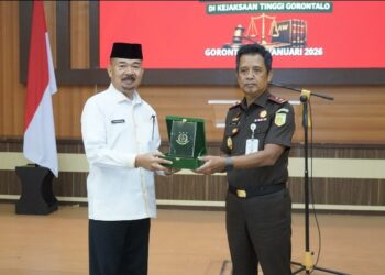 Ketua DPRD Provinsi Gorontalo, Thomas Mopili, bersama pimpinan DPRD saat silaturahmi dengan Kejati. Foto: Penkum.