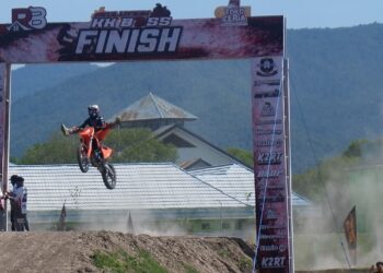 Salah satu crosser yang tampil dalan ajang Open Tournament Grasstrack Motocross 2026. Foto: Lukman/mimoza.tv.