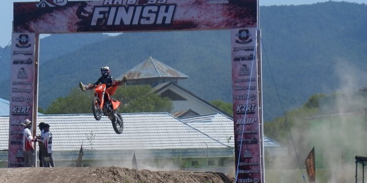 Salah satu crosser yang tampil dalan ajang Open Tournament Grasstrack Motocross 2026. Foto: Lukman/mimoza.tv.