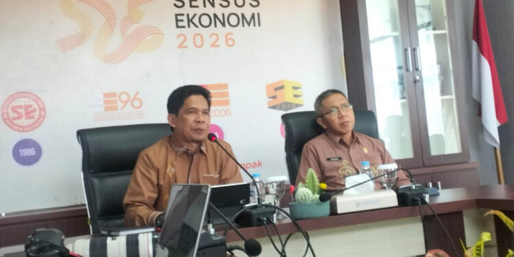 Kepala BPS Provinsi Gorontalo, Dr. Wathekhi, S.Si, saat menyampaikan rilis pertumbuhan ekonomi Gorontalo. Foto: Lukman/mimoza.tv.