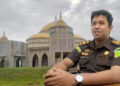 Masjid Jabal Iqro, insert foto Kepala Seksi Tindak Pidana Khusus (Kasi Pidsus) Kejari Gorontalo Utara, E. B. Nikijuluw. Foto: Lukman/mimoza.tv