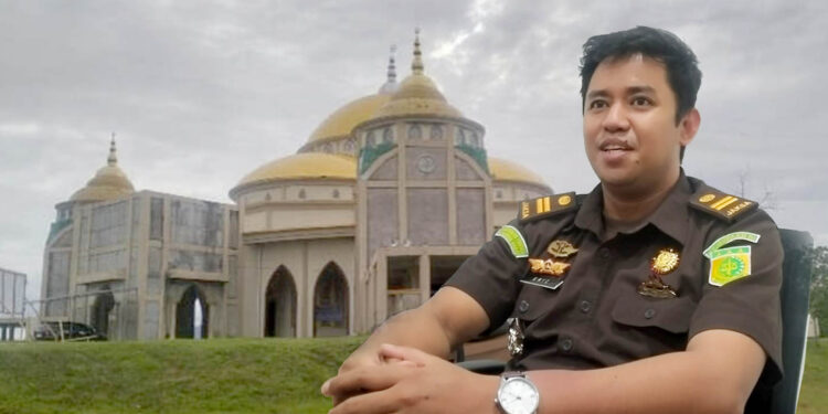 Masjid Jabal Iqro, insert foto Kepala Seksi Tindak Pidana Khusus (Kasi Pidsus) Kejari Gorontalo Utara, E. B. Nikijuluw. Foto: Lukman/mimoza.tv