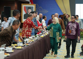 Wakil Gubernur Gorontalo, Idah Syahidah Rusli Habibie, bersama Kepala perwakilan Bank Indonesia Provinsi Gorontalo, Bambang Satya Permana, menyalami satu persatu peserta Rapat Koordinasi Wilayah (Rakorwil) bertema “Swasembada dan Hilirisasi Pangan di Sulampua” di Kantor Perwakilan BI Provinsi Gorontalo, Rabu (11/2/2026). Foto: Putra Katili/Humas KPwBI Provinsi Gorontalo.