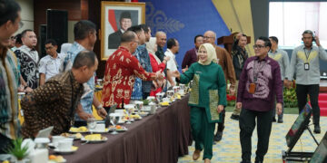 Wakil Gubernur Gorontalo, Idah Syahidah Rusli Habibie, bersama Kepala perwakilan Bank Indonesia Provinsi Gorontalo, Bambang Satya Permana, menyalami satu persatu peserta Rapat Koordinasi Wilayah (Rakorwil) bertema “Swasembada dan Hilirisasi Pangan di Sulampua” di Kantor Perwakilan BI Provinsi Gorontalo, Rabu (11/2/2026). Foto: Putra Katili/Humas KPwBI Provinsi Gorontalo.