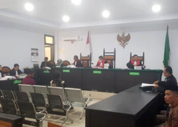 Suasana persidangan perkara dugaan korupsi Dana Hibah LPTQ Pohuwato di Pengadilan Tipikor Gorontalo, Rabu (18/2/2026). Dalam sidang tersebut, saksi ahli dari Inspektorat Daerah Kabupaten Pohuwato, Mardi Mopangga, SE., MM., sempat memberikan keterangan sebelum dinyatakan meninggal dunia.