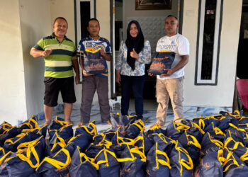 Anggota DPRD Bone Bolango dari Partai NasDem, Rakhmatiyah Deu, saat menyiapkan paket sembako Ramadan yang akan disalurkan kepada masyarakat. Paket bantuan tersebut merupakan bagian dari 15 ribu paket bantuan Agenda Ramadan Anggota DPR RI dapil Gorontalo, Rachmat Gobel.