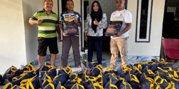 Anggota DPRD Bone Bolango dari Partai NasDem, Rakhmatiyah Deu, saat menyiapkan paket sembako Ramadan yang akan disalurkan kepada masyarakat. Paket bantuan tersebut merupakan bagian dari 15 ribu paket bantuan Agenda Ramadan Anggota DPR RI dapil Gorontalo, Rachmat Gobel.