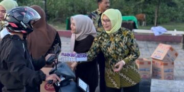 Ketua IAD Wilayah Kejari Bone Bolango, Dina Feddy Hantyo, saat membagikan takjil kepada pengendara yang melintas di kompleks tugu Center Point.