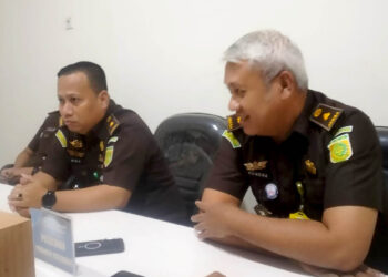 Kasi Perdata dan Tata Usaha Negara (Datun) Kejari Kota Gorontalo, Hendra Dude, didampingi Kasi Intel Wiwin D. Tui.