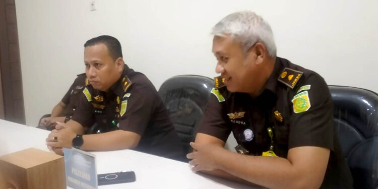 Kasi Perdata dan Tata Usaha Negara (Datun) Kejari Kota Gorontalo, Hendra Dude, didampingi Kasi Intel Wiwin D. Tui.