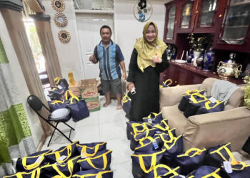 Anggota DPRD Bone Bolango dari Partai NasDem, Rakhmatiyah Deu, saat menyiapkan paket sembako Ramadan yang akan disalurkan kepada masyarakat.