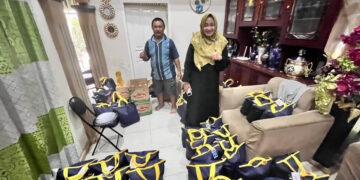 Anggota DPRD Bone Bolango dari Partai NasDem, Rakhmatiyah Deu, saat menyiapkan paket sembako Ramadan yang akan disalurkan kepada masyarakat.