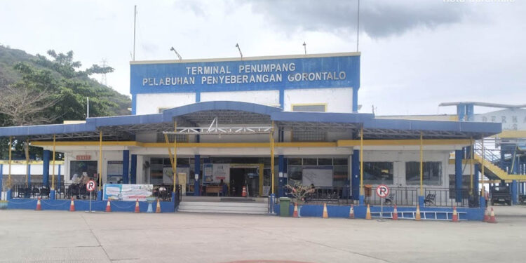 Suasana di Terminal Penumpang Pelabuhan Penyeberangan Gorontalo. Foto: Lukman/mimoza.tv.