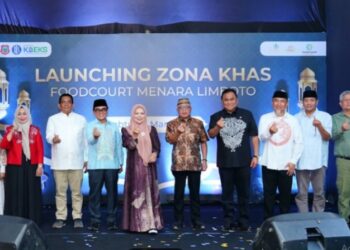 Ketua Komisi I DPRD Bone Bolango Rakhmatiyah Deu (kedua dari kiri, baju merah) berpose bersama sejumlah pejabat dan tokoh daerah saat menghadiri Launching Zona KHAS (Kuliner Halal, Aman, dan Sehat) di Foodcourt Menara Limboto, Kabupaten Gorontalo, Sabtu (14/3/2026). Kawasan kuliner ini menjadi Zona KHAS kedua di Gorontalo yang dibina oleh Bank Indonesia untuk mendorong penguatan UMKM kuliner halal di daerah.
