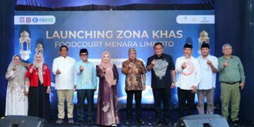 Ketua Komisi I DPRD Bone Bolango Rakhmatiyah Deu (kedua dari kiri, baju merah) berpose bersama sejumlah pejabat dan tokoh daerah saat menghadiri Launching Zona KHAS (Kuliner Halal, Aman, dan Sehat) di Foodcourt Menara Limboto, Kabupaten Gorontalo, Sabtu (14/3/2026). Kawasan kuliner ini menjadi Zona KHAS kedua di Gorontalo yang dibina oleh Bank Indonesia untuk mendorong penguatan UMKM kuliner halal di daerah.