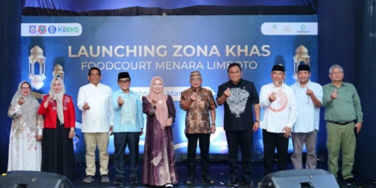 Ketua Komisi I DPRD Bone Bolango Rakhmatiyah Deu (kedua dari kiri, baju merah) berpose bersama sejumlah pejabat dan tokoh daerah saat menghadiri Launching Zona KHAS (Kuliner Halal, Aman, dan Sehat) di Foodcourt Menara Limboto, Kabupaten Gorontalo, Sabtu (14/3/2026). Kawasan kuliner ini menjadi Zona KHAS kedua di Gorontalo yang dibina oleh Bank Indonesia untuk mendorong penguatan UMKM kuliner halal di daerah.