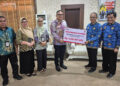 Sejumlah pejabat Pemerintah Kota Gorontalo bersama jajaran Bank SulutGo berfoto usai penyerahan dividen tahun buku 2025 dan bantuan Tanggung Jawab Sosial (TJS), Kamis (9/4/2026).