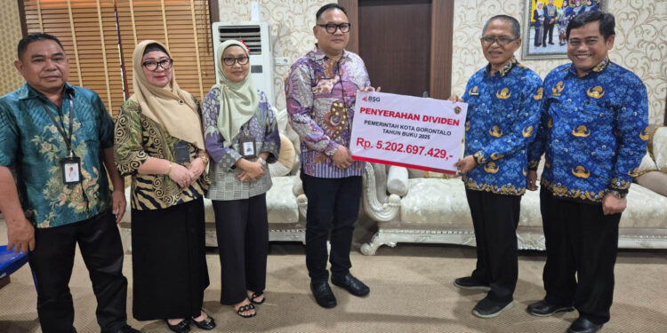 Sejumlah pejabat Pemerintah Kota Gorontalo bersama jajaran Bank SulutGo berfoto usai penyerahan dividen tahun buku 2025 dan bantuan Tanggung Jawab Sosial (TJS), Kamis (9/4/2026).