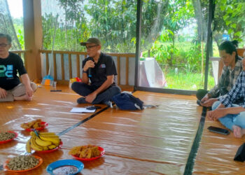 Korwil AMSI Indonesia Timur, M. Djufri Rachim (bertopi), saat memaparkan pentingnya perlindungan hak cipta karya visual dan jurnalistik dalam diskusi AMSI Gorontalo di Wombohe Jurnalis, Rabu (29/4/2026). Forum ini menyoroti maraknya praktik screenshot, penggunaan ulang foto, hingga pembajakan konten media tanpa izin yang dinilai mengancam integritas dan nilai ekonomi karya pers digital.