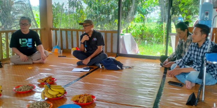 Korwil AMSI Indonesia Timur, M. Djufri Rachim (bertopi), saat memaparkan pentingnya perlindungan hak cipta karya visual dan jurnalistik dalam diskusi AMSI Gorontalo di Wombohe Jurnalis, Rabu (29/4/2026). Forum ini menyoroti maraknya praktik screenshot, penggunaan ulang foto, hingga pembajakan konten media tanpa izin yang dinilai mengancam integritas dan nilai ekonomi karya pers digital.