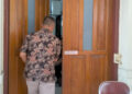 Kepala Dinas Tenaga Kerja, ESDM, dan Transmigrasi Provinsi Gorontalo, Wardoyo Pongoliu, terpantau saat memasuki Gedung kotak, Pidsus Kantor Kejati Gorontalo pada Jumat (10/4/2026) pekan lalu. Foto: Lukman/mimoza.tv.