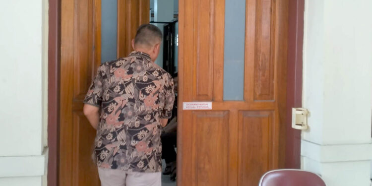 Kepala Dinas Tenaga Kerja, ESDM, dan Transmigrasi Provinsi Gorontalo, Wardoyo Pongoliu, terpantau saat memasuki Gedung kotak, Pidsus Kantor Kejati Gorontalo pada Jumat (10/4/2026) pekan lalu. Foto: Lukman/mimoza.tv.