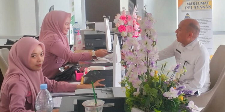 Kepala Dinas Pendidikan Kabupaten Gorontalo Utara, Dr. Irwan Abudi Usman, M.Pd, saat berada di gedung PTSP Kejati Gorontalo, Rabu (15/4/2026). Foto: Lukman/mimoza.tv.