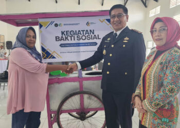 Kepala Lapas Kelas IIA Gorontalo, Junaidi Rison, menyerahkan bantuan gerobak usaha mikro, kecil, dan menengah (UMKM) kepada keluarga narapidana sebagai bagian dari program pemberdayaan ekonomi.