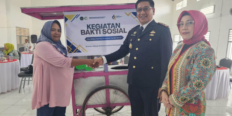 Kepala Lapas Kelas IIA Gorontalo, Junaidi Rison, menyerahkan bantuan gerobak usaha mikro, kecil, dan menengah (UMKM) kepada keluarga narapidana sebagai bagian dari program pemberdayaan ekonomi.