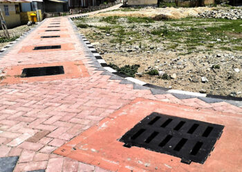 Deretan penutup manhole berbahan cast iron terpasang di jalur paving proyek peningkatan kawasan kumuh di Kelurahan Lekobalo, Kota Gorontalo. Di balik progres fisik yang hampir rampung, pembayaran material proyek ini masih menuai persoalan. Foto: Lukman/mimoza.tv