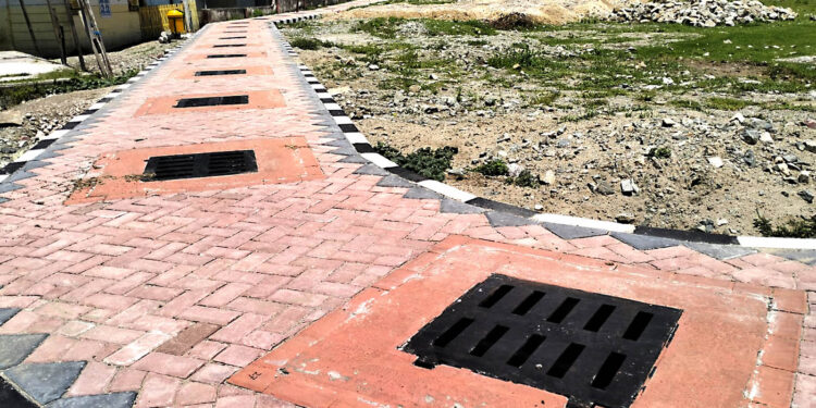 Deretan penutup manhole berbahan cast iron terpasang di jalur paving proyek peningkatan kawasan kumuh di Kelurahan Lekobalo, Kota Gorontalo. Di balik progres fisik yang hampir rampung, pembayaran material proyek ini masih menuai persoalan. Foto: Lukman/mimoza.tv