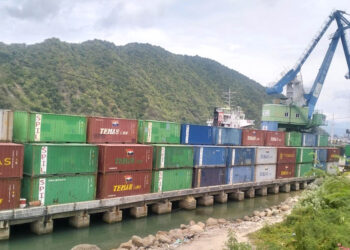 Suasana bongkar muat peti kemas di Pelabuhan Gorontalo. Foto: :Lukman/mimoza.tv