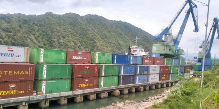 Suasana bongkar muat peti kemas di Pelabuhan Gorontalo. Foto: :Lukman/mimoza.tv