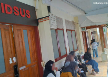 Sejumlah saksi menunggu giliran pemeriksaan di depan ruang Pidana Khusus (Pidsus) Kejati Gorontalo, Jumat (10/4/2026). Delapan saksi yang terdiri dari tukang masak dan pengemudi bentor diperiksa terkait penyediaan konsumsi atlet dalam kasus dugaan korupsi dana hibah KONI Provinsi Gorontalo. (Lukman, mimoza.tv).