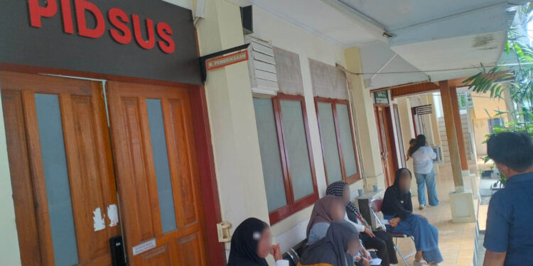 Sejumlah saksi menunggu giliran pemeriksaan di depan ruang Pidana Khusus (Pidsus) Kejati Gorontalo, Jumat (10/4/2026). Delapan saksi yang terdiri dari tukang masak dan pengemudi bentor diperiksa terkait penyediaan konsumsi atlet dalam kasus dugaan korupsi dana hibah KONI Provinsi Gorontalo. (Lukman, mimoza.tv).