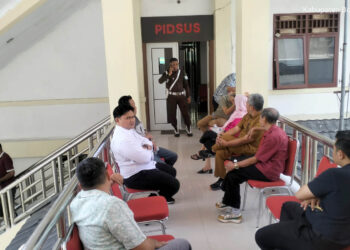 Sejumlah saksi menunggu giliran pemeriksaan di ruang Pidsus Kejati Gorontalo, Senin (20/4/2026). Total 29 saksi diperiksa dalam rangka klarifikasi perhitungan kerugian negara terkait kasus dana hibah KONI Provinsi Gorontalo.Foto: Lukman/mimoza.tv