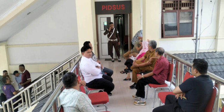 Sejumlah saksi menunggu giliran pemeriksaan di ruang Pidsus Kejati Gorontalo, Senin (20/4/2026). Total 29 saksi diperiksa dalam rangka klarifikasi perhitungan kerugian negara terkait kasus dana hibah KONI Provinsi Gorontalo.Foto: Lukman/mimoza.tv