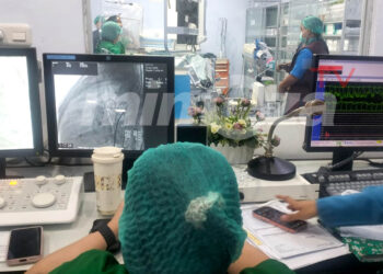 Petugas medis memantau jalannya prosedur kateterisasi jantung anak melalui layar monitor di ruang cath lab RSUD dr Aloei Saboe, Sabtu (18/4/2026). Tindakan minimal invasif ini menjadi yang pertama dilakukan di Gorontalo untuk menangani kelainan jantung bawaan pada anak. Foto Lukman¬ mimoza.tv